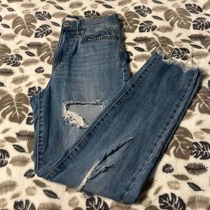 Super high rise adorable Mom Jeans!
